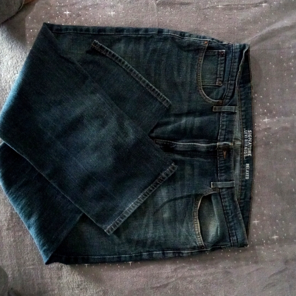 🍁FALL SALE🍁Signature Levi Strauss relaxed fit jeans